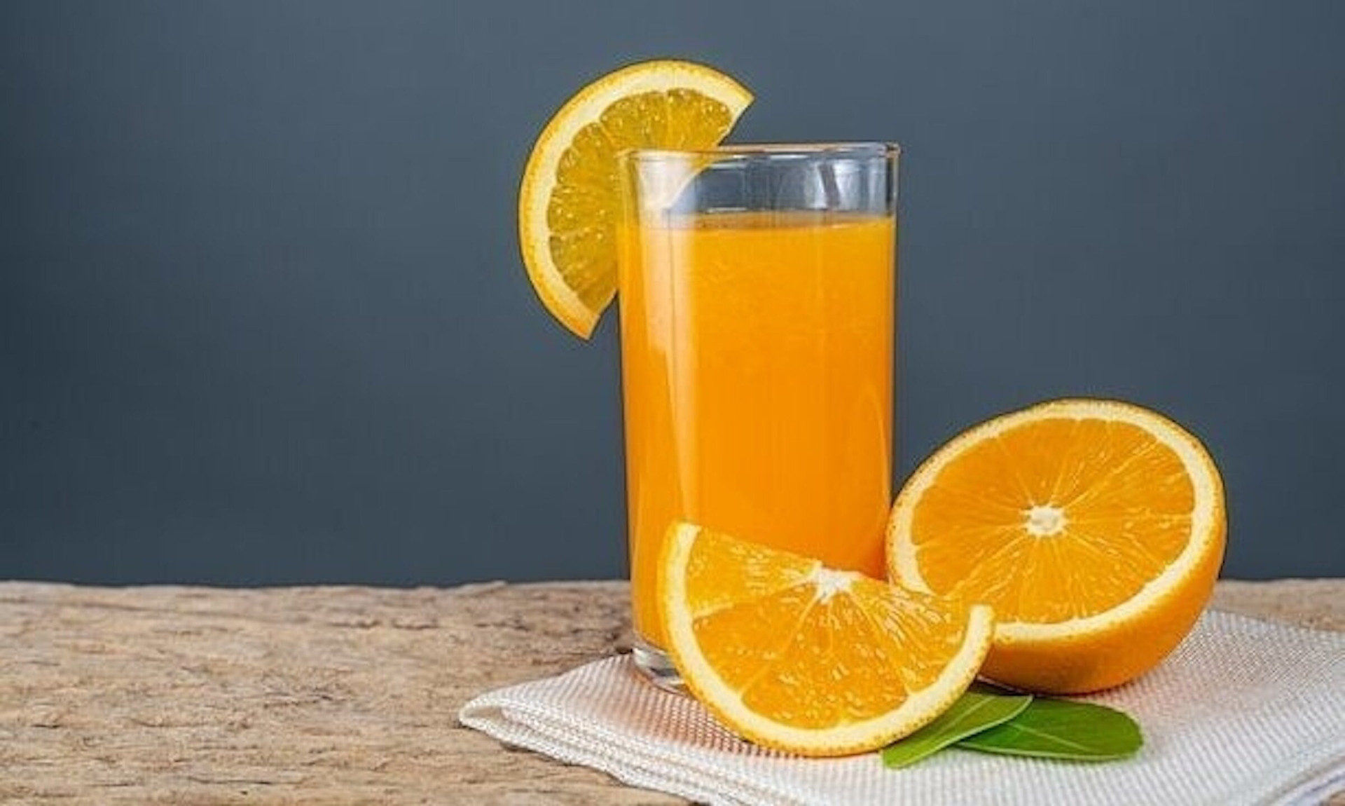 Không nên uống nước cam vào buổi tối.