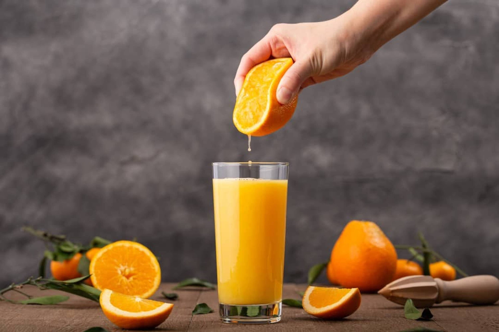 Mỗi ngày bạn có thể uống một cốc nước cam để bổ sung dinh dưỡng.
