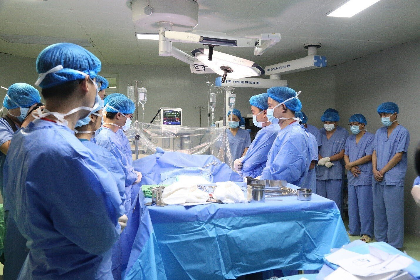 Êkip phẫu thuật tại Bệnh viện đa khoa tỉnh Phú Thọ cúi đầu tri ân người hiến tạng trước khi phẫu thuật.