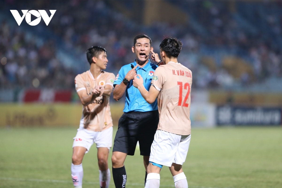 clb cahn de nghi btc v-league chan chinh cong tac trong tai du thang dam hinh anh 1