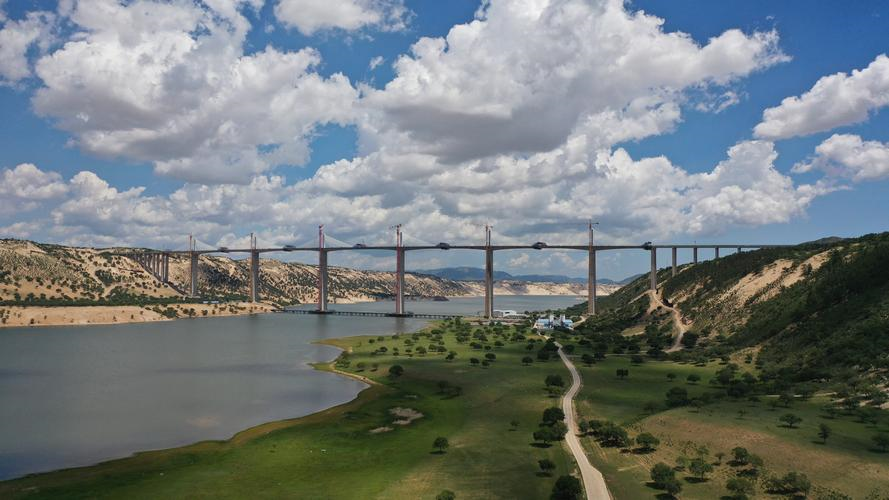 Trung Quốc lại lập kỷ lục thế giới với cây cầu dây văng xây trên núi cát - 8