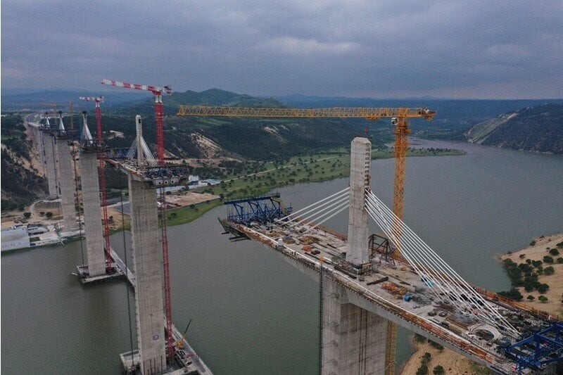 Trung Quốc lại lập kỷ lục thế giới với cây cầu dây văng xây trên núi cát - 7