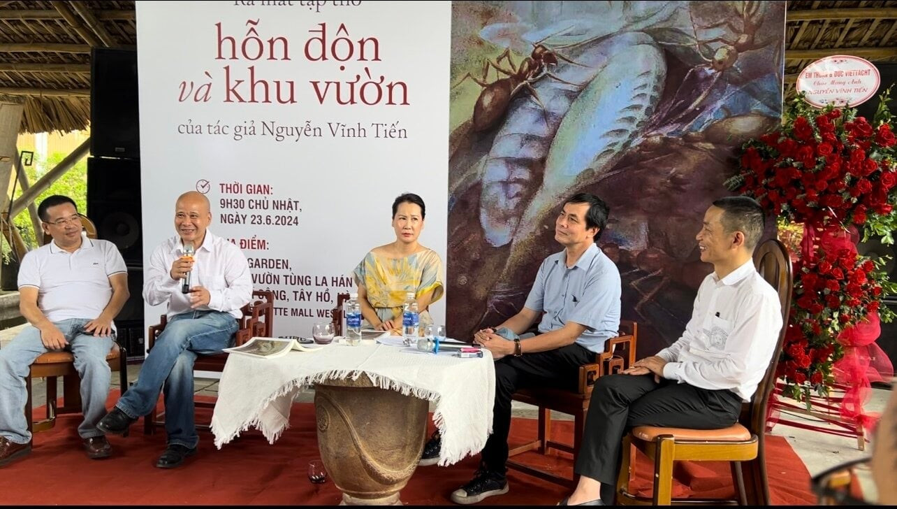 Nguyễn Vĩnh Tiến và những người bạn thơ ca giao lưu với độc giả tại sự kiện ra mắt 
