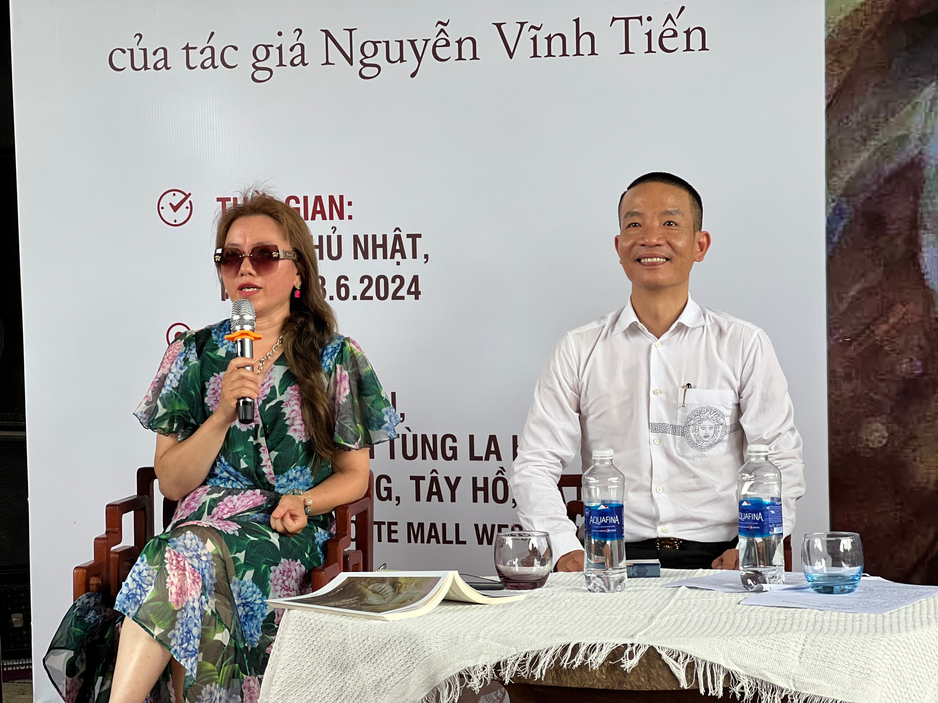 Nguyễn Vĩnh Tiến và bạn thơ, nhà thơ Vi Thùy Linh tại sự kiện ra mắt 