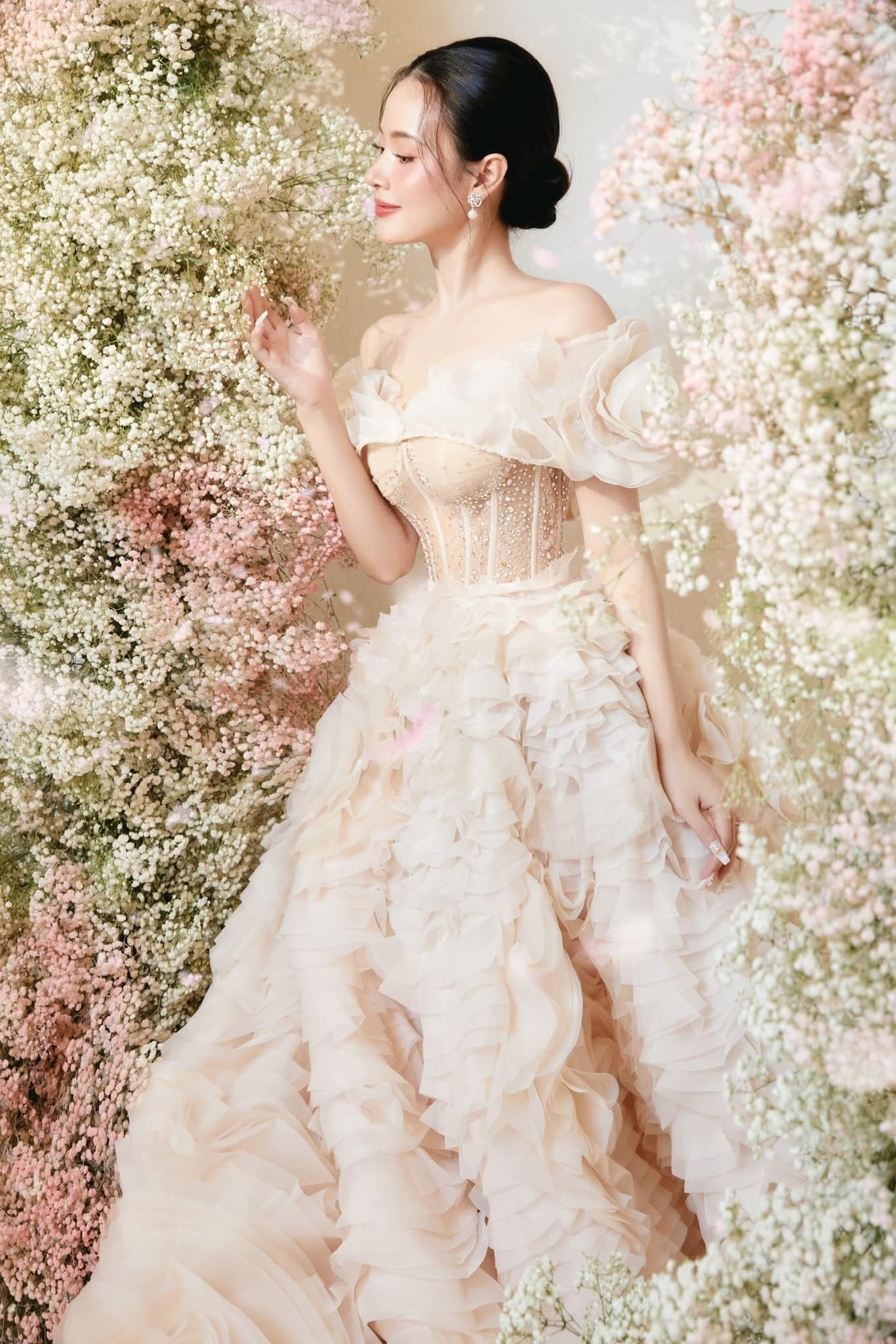 Trong loạt ảnh được hé lộ, Midu diện váy cưới có thiết kế bồng bềnh, khoe bờ vai trần quyến rũ.