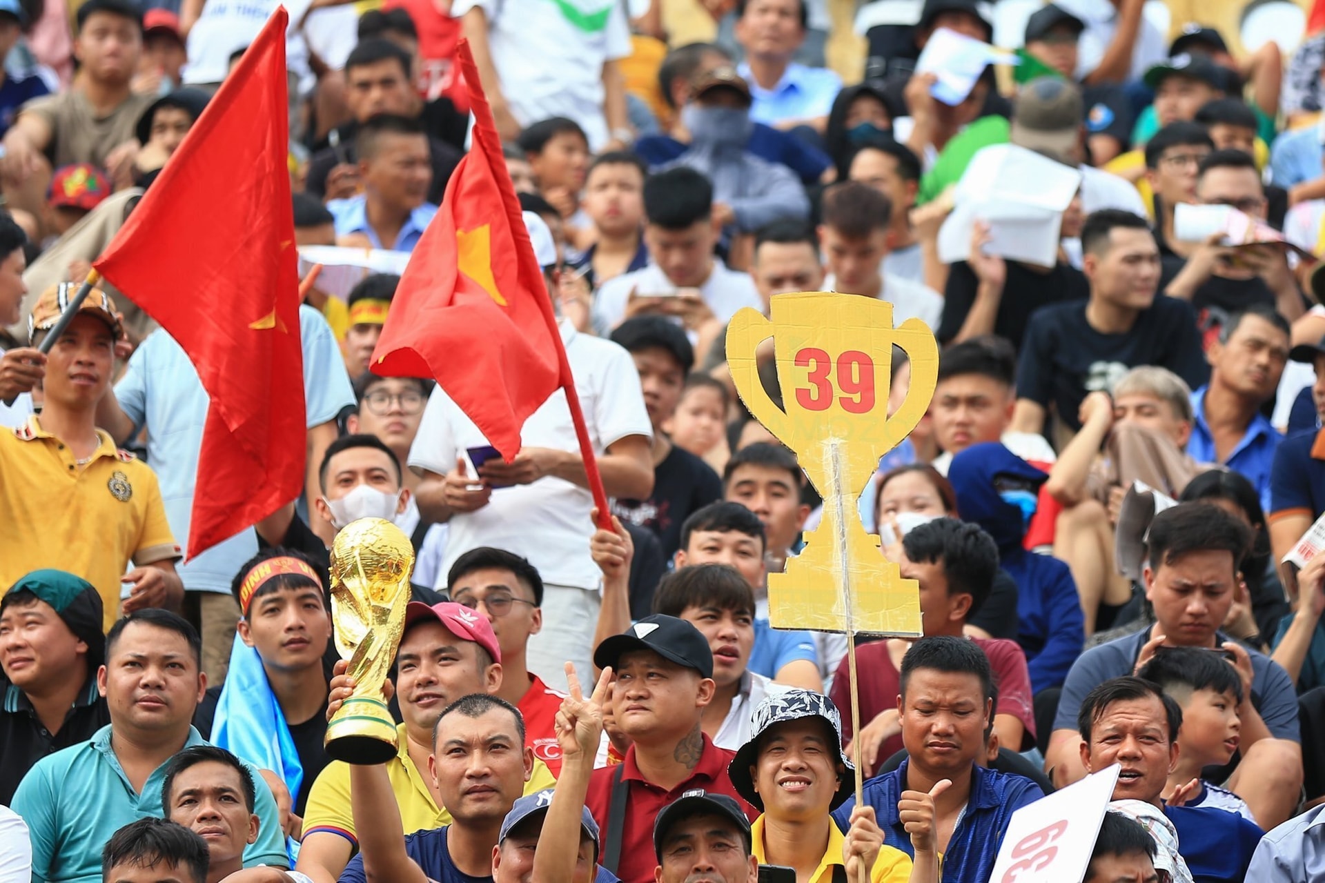 Công Nghiệp Hà Nam Ninh giành cúp vô địch hạng A1 (tiền thân của V-League) năm 1985 với những hảo thủ như Nguyễn Văn Dũng, Nguyễn Hưng Thái, Đặng Gia Mẫn, Vũ Văn Chung.