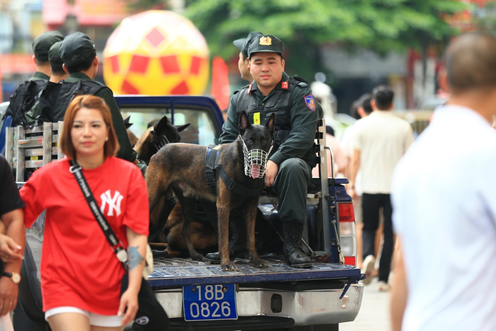 Ban tổ chức sớm triển khai công tác an ninh cho trận đấu. Toàn bộ quảng trường và một phần đường Trường Chinh đi qua sân Thiên Trường được phong tỏa, dựng rào chắn hai đầu.