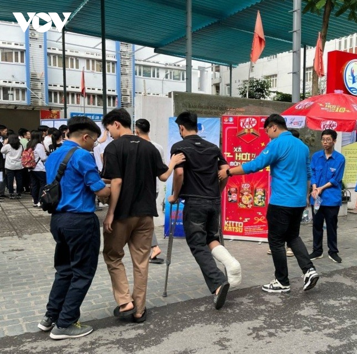 phu huynh, giao vien tuc truc cong truong, dong vien thi sinh truoc gio thi hinh anh 4