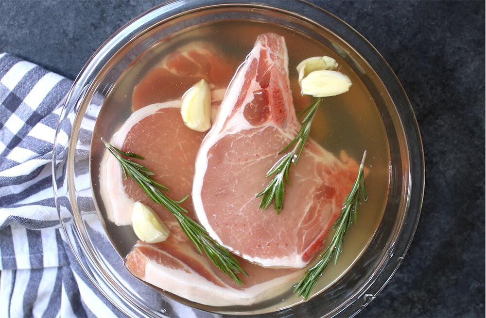 Ngâm dấm là một cách bảo quản thịt lợn không cần tủ lạnh. (Ảnh: Tipbuzz)