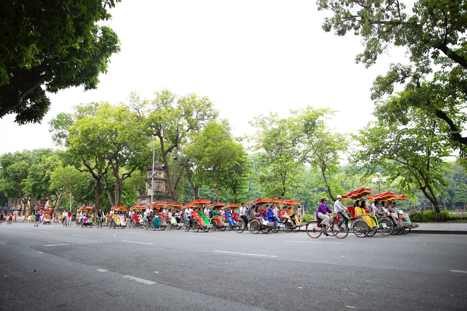 Cuộc diễu hành áo dài với 120 chiếc xích lô quanh hồ Hoàn Kiếm.