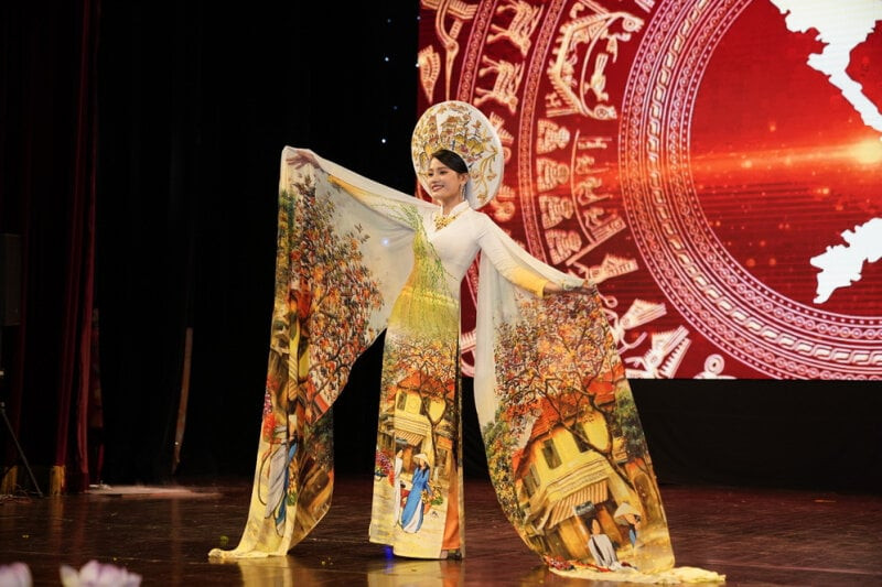 Các tà áo dài được làm từ chất liệu vải tơ lụa, có độ bay nhẹ nhàng đã tạo nên sự sống động trên sân khấu và tôn vinh vẻ đẹp của người phụ nữ Việt Nam.
