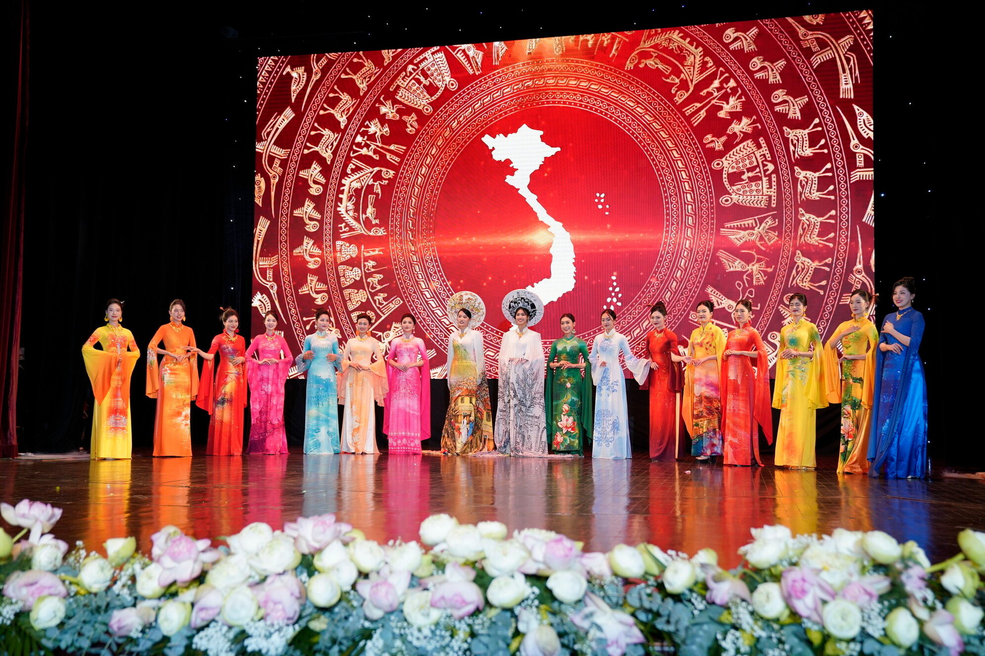 Câu lạc bộ Di sản áo dài Việt Nam thành phố Hà Nội vừa ra mắt, giới thiệu đến công chúng những tà áo dài truyền thống mang hơi thở hiện đại.
