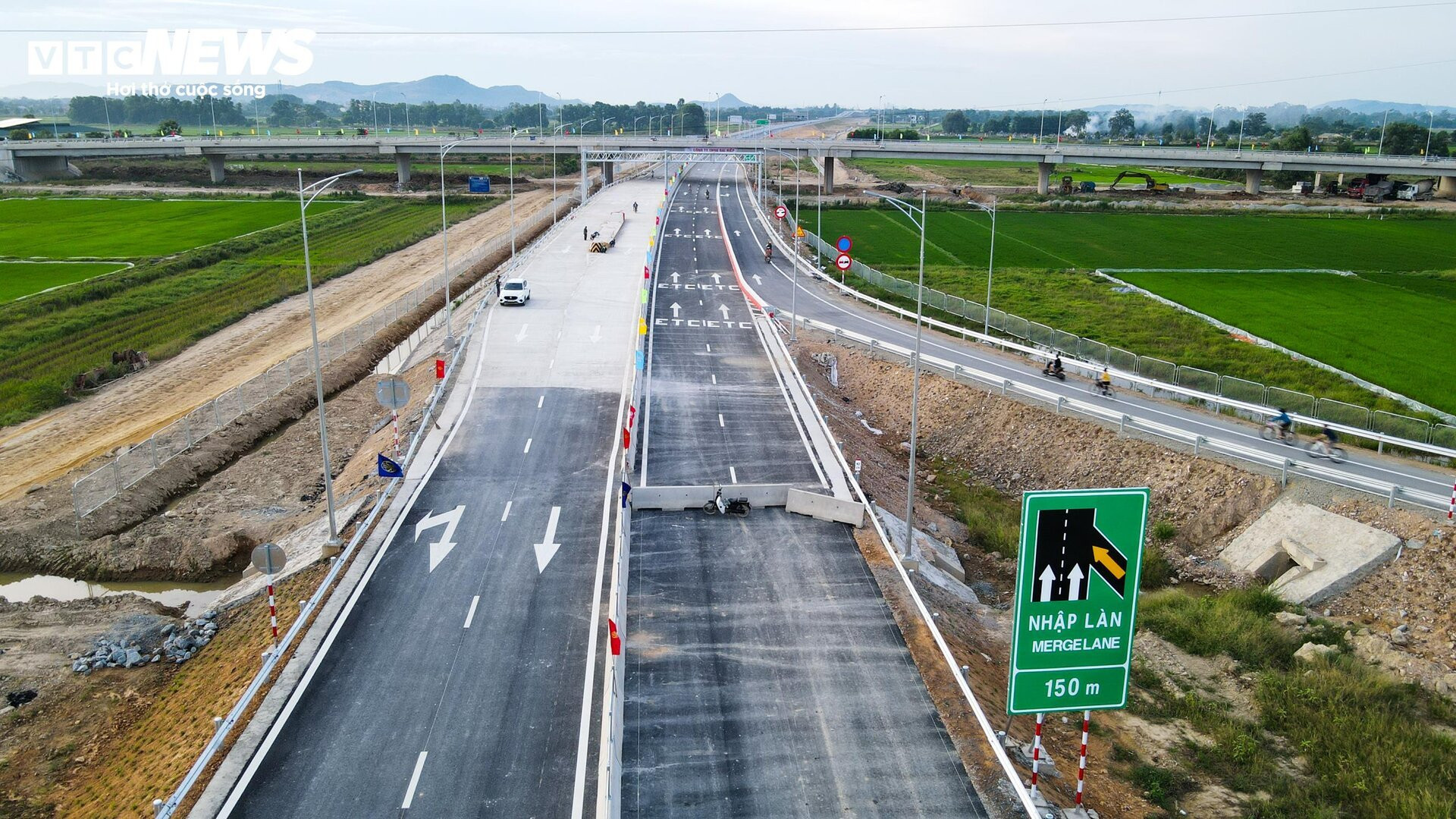 Cận cảnh 19 km cuối cùng trên cao tốc Diễn Châu – Bãi Vọt thông xe sáng nay - 1