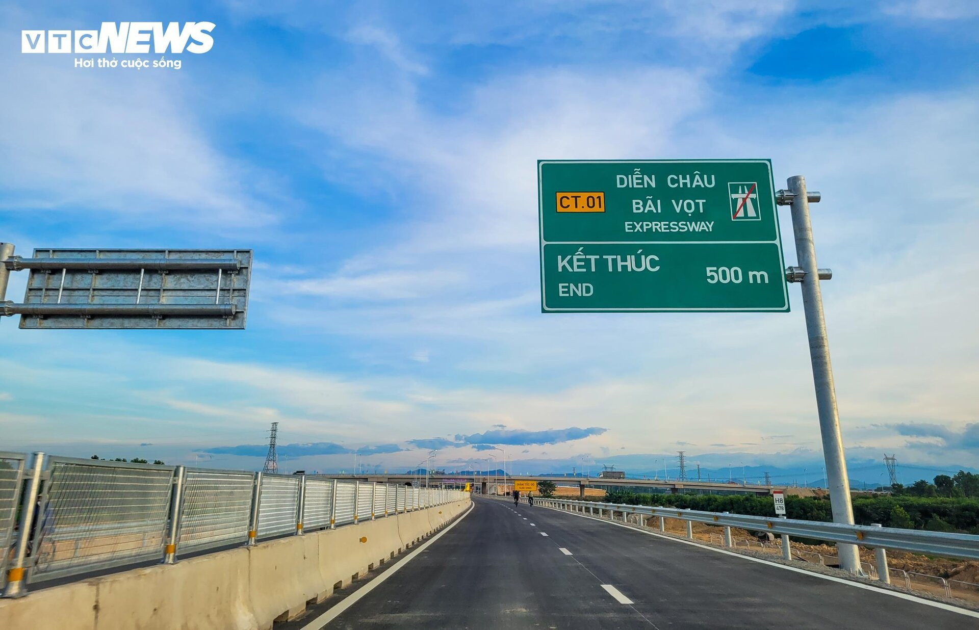 Cận cảnh 19 km cuối cùng trên cao tốc Diễn Châu – Bãi Vọt thông xe sáng nay - 12