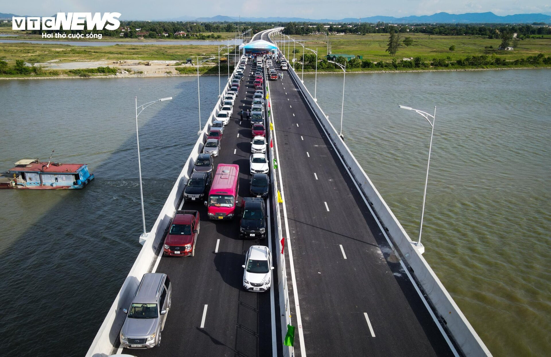 Cận cảnh 19 km cuối cùng trên cao tốc Diễn Châu – Bãi Vọt thông xe sáng nay - 7