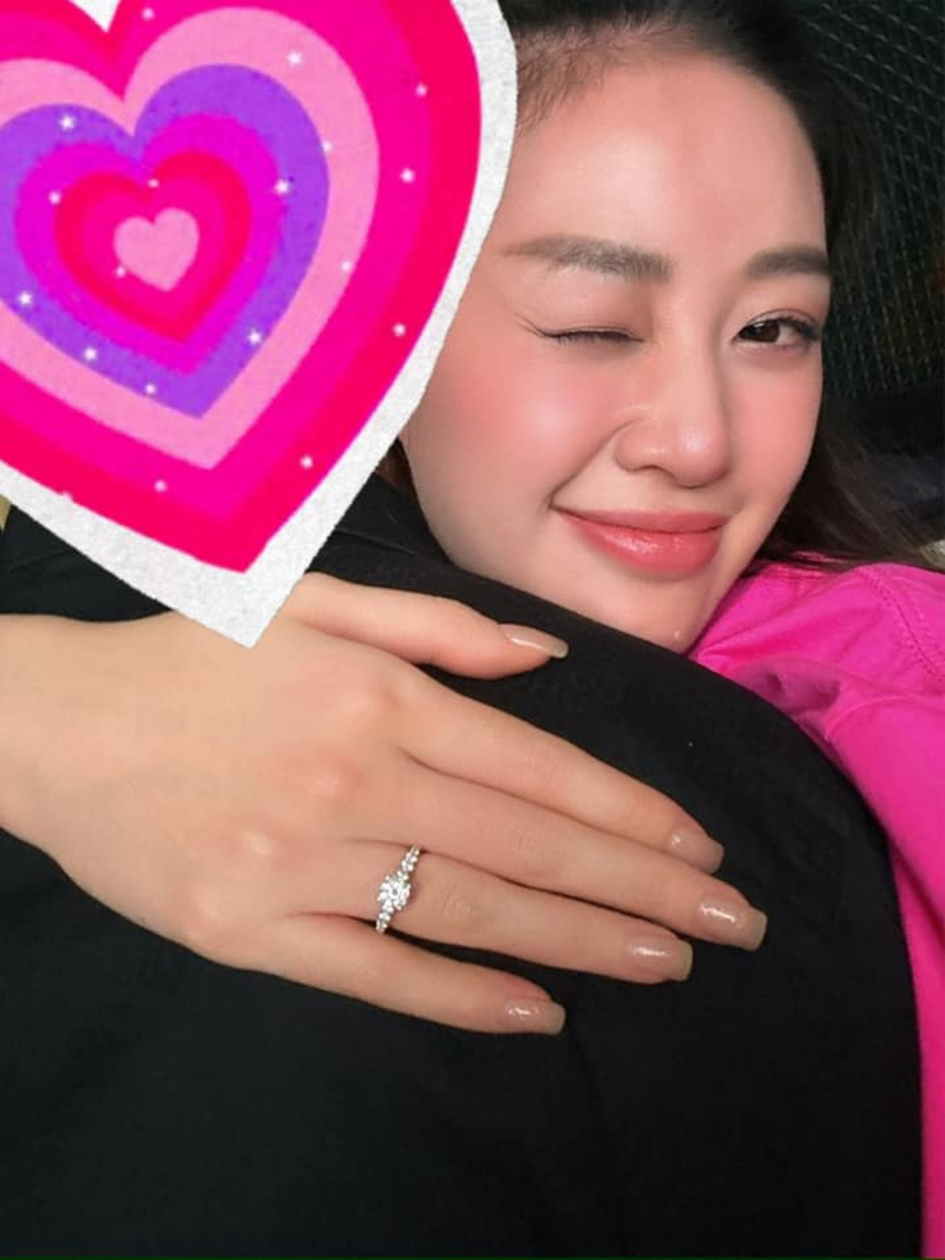 Hoa hậu Khánh Vân được bạn trai cầu hôn.