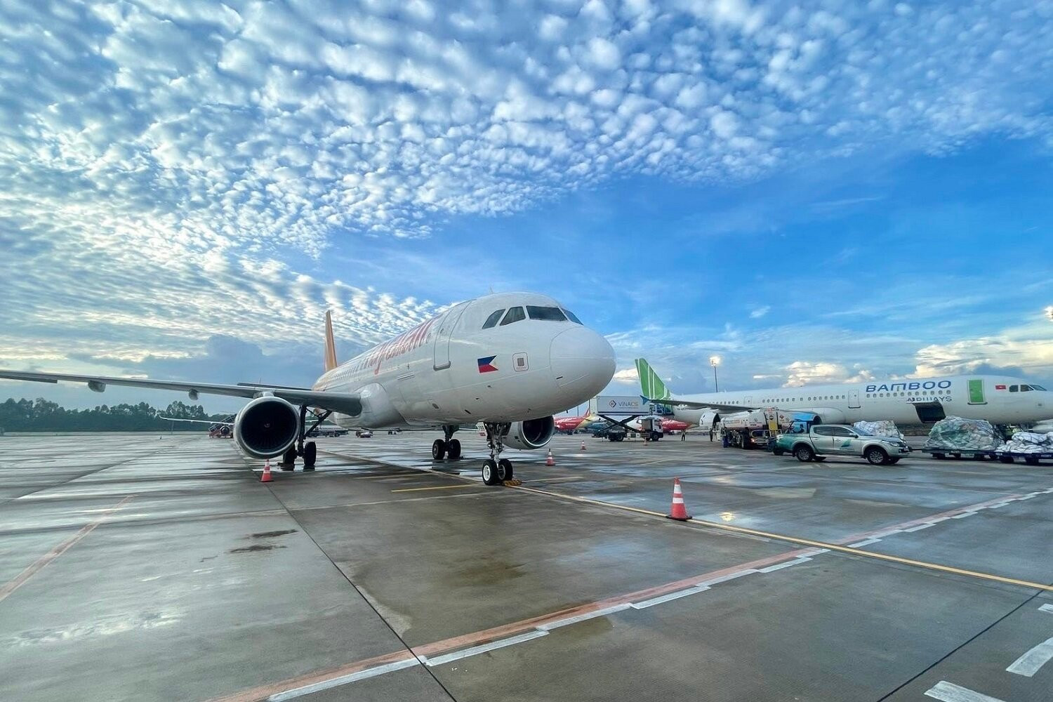 Bambo Airway vừa tiếp nhận thêm chiếc máy bay Airbus A320 mang số hiệu RP-C9799 đã hạ cánh tại sân bay quốc tế Nội Bài (Hà Nội).