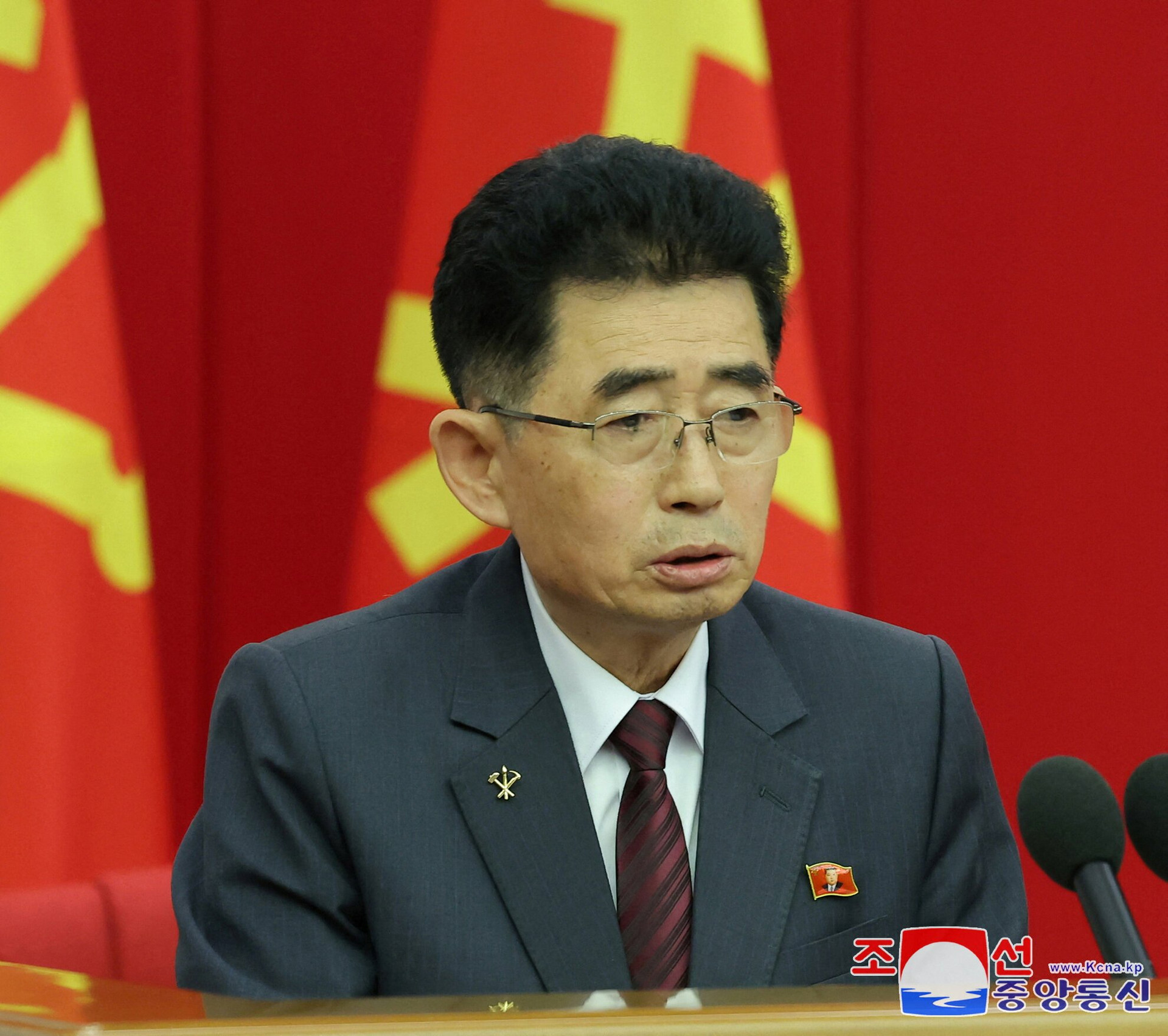 Ông Kim Sung-nam - người đứng đầu Ban Quan hệ quốc tế của Đảng Lao động Triều Tiên, đeo huy hiệu của nhà lãnh đạo Kim Jong-un trong cuộc họp ngày 29/7.(Ảnh: KCNA)