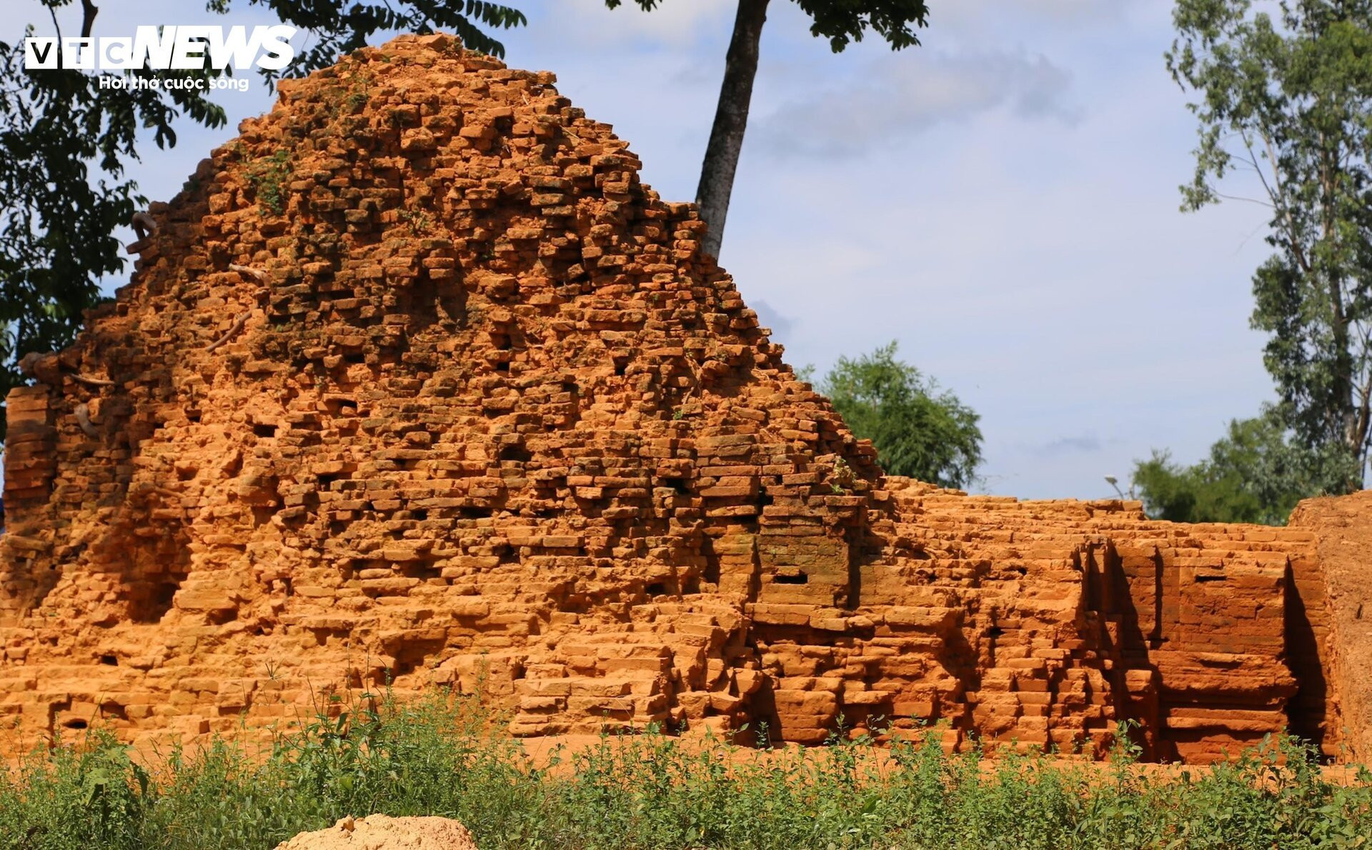 Hình hài tháp Chăm nghìn tuổi phát lộ sau cuộc khai quật khảo cổ ở Huế  - 4