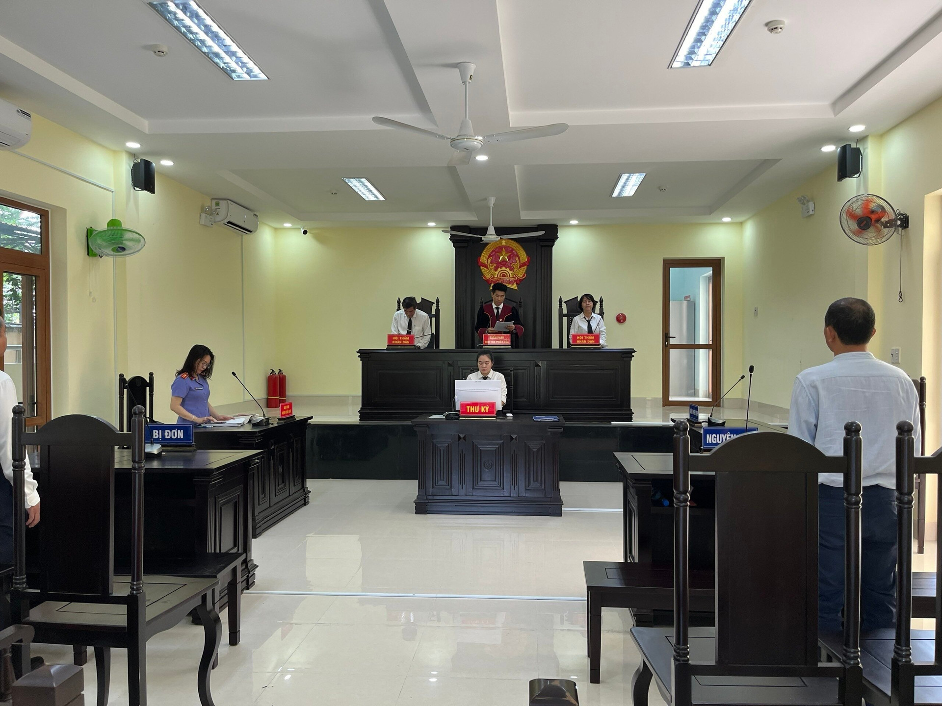 TAND TP Cam Ranh tuyên ngân hàng Sacombank trả tiền cho khách.
