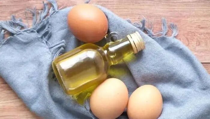 Trứng mua về đừng cho tủ lạnh, làm theo cách này để vài tháng không hỏng: Nhúng trứng vào dầu ăn để tạo lớp bảo vệ. (Ảnh: Sohu)