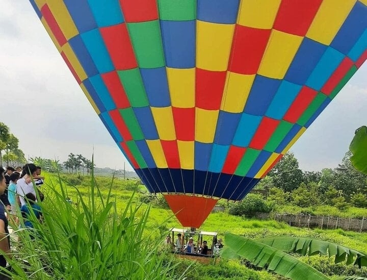 khinh khí cầu chở 9 người đáp xuống ruộng lúa ở hà nội hình ảnh 1 khinh khi cau cho 9 nguoi dap xuong ruong lua o ha noi hinh anh 1