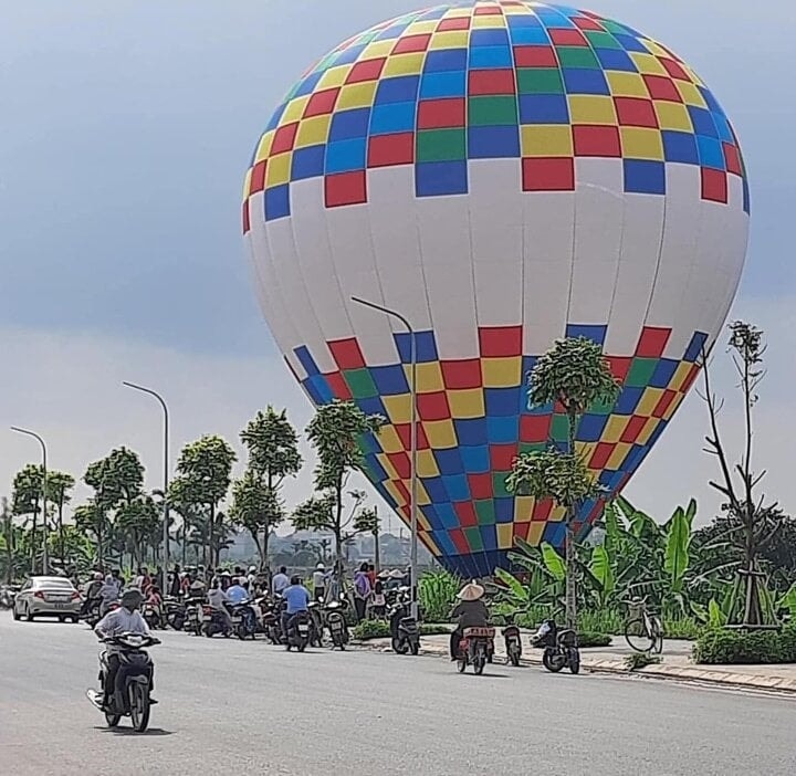 khinh khí cầu chở 9 người đáp xuống ruộng lúa ở hà nội hình ảnh 2 khinh khi cau cho 9 nguoi dap xuong ruong lua o ha noi hinh anh 2