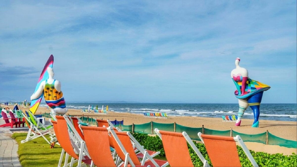 Bãi biển Tiến Thành thuộc xã Tiến Thành, huyện Hàm Thuận Nam, cách trung tâm thành phố Phan Thiết khoảng 30 km.