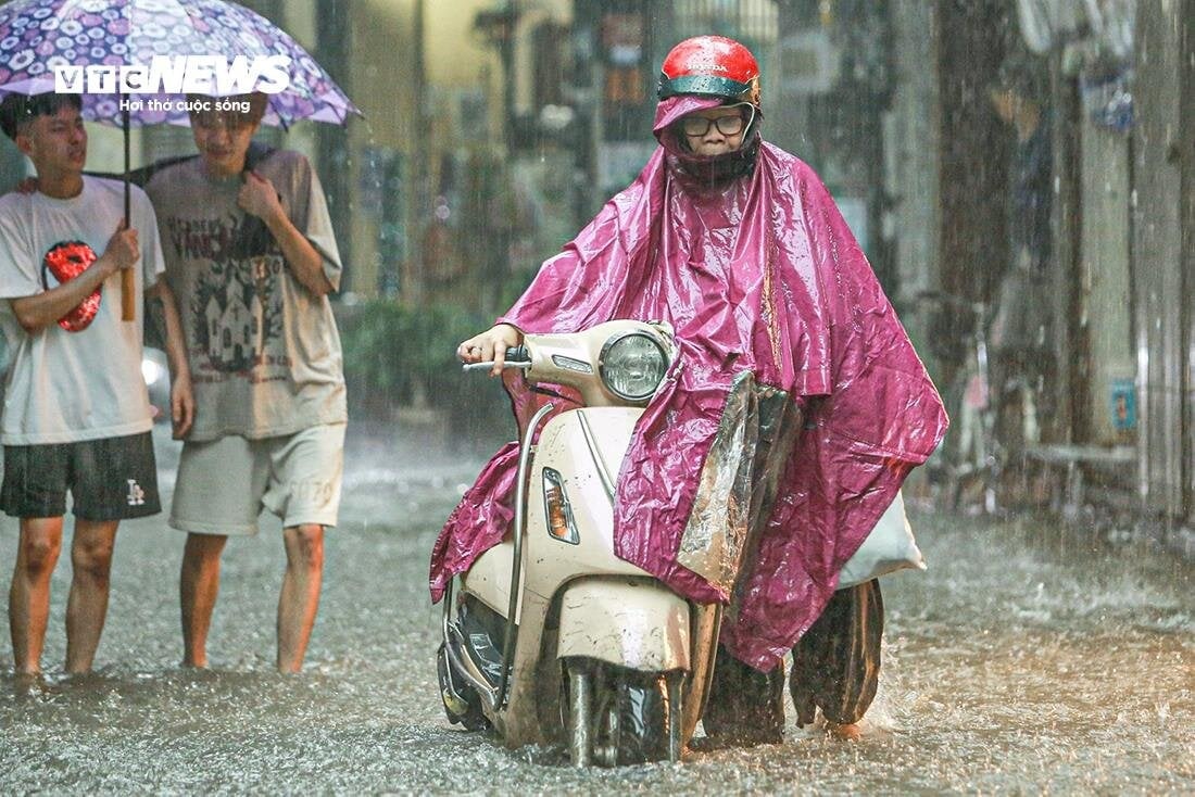 Sau khoảng 1 tuần nắng nóng, Bắc và Trung Bộ có thể hứng mưa to. (Ảnh minh hoạ: Đắc Huy)