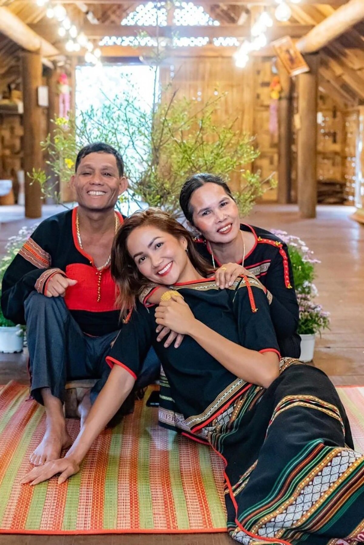 H'Hen Niê bên bố mẹ.