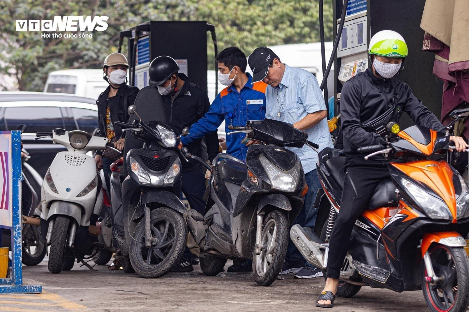 Giá bán lẻ xăng dầu đã bốn lần tăng liên tiếp nhưng cơ quan điều hành vẫn không sử dụng quỹ bình ổn. (Ảnh minh họa: Minh Đức)