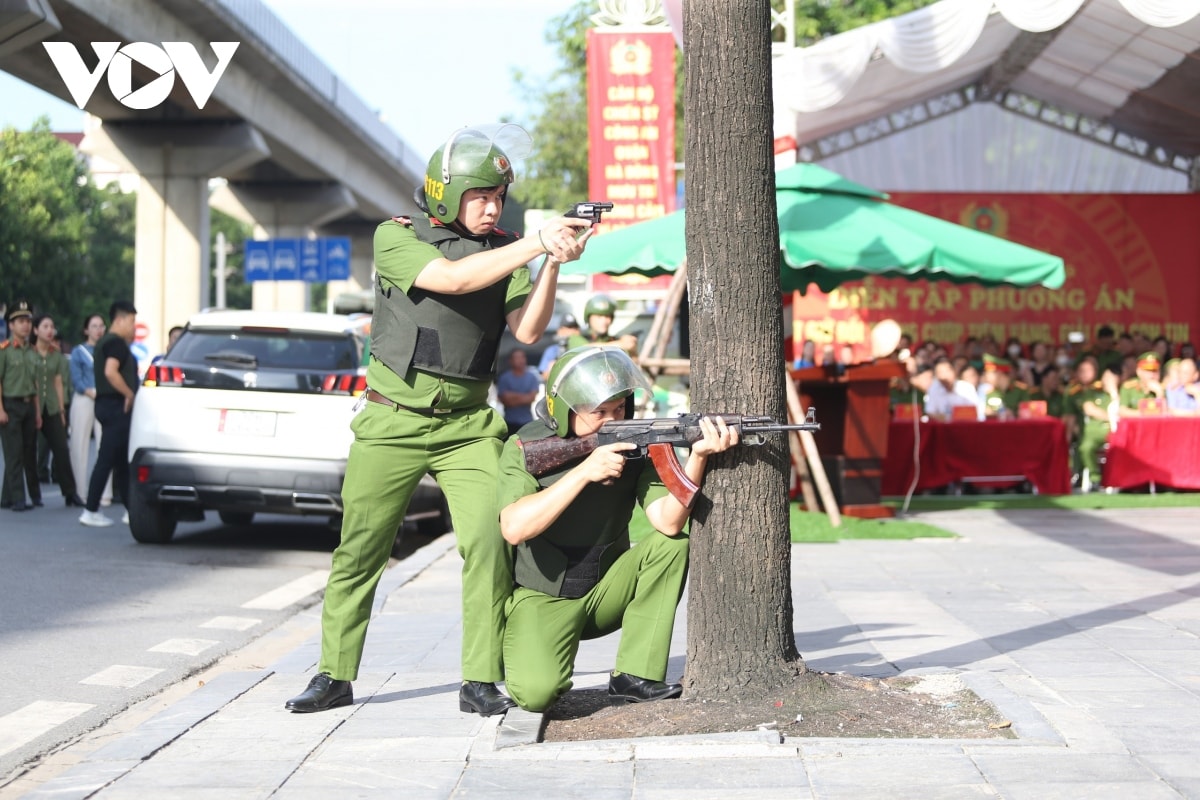 60 can bo, chien sy cong an dien tap tran ap nhom cuop tiem vang tai ha noi hinh anh 6