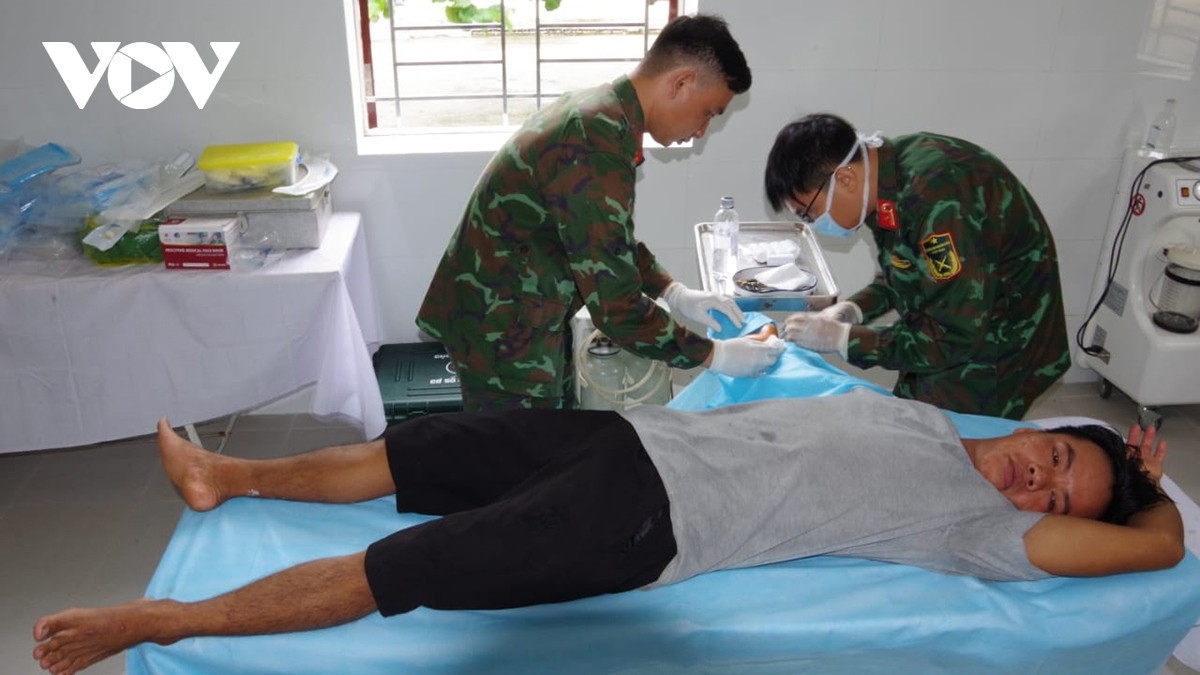 cap cuu ngu dan bi... ca bien can tai quan dao truong sa hinh anh 1