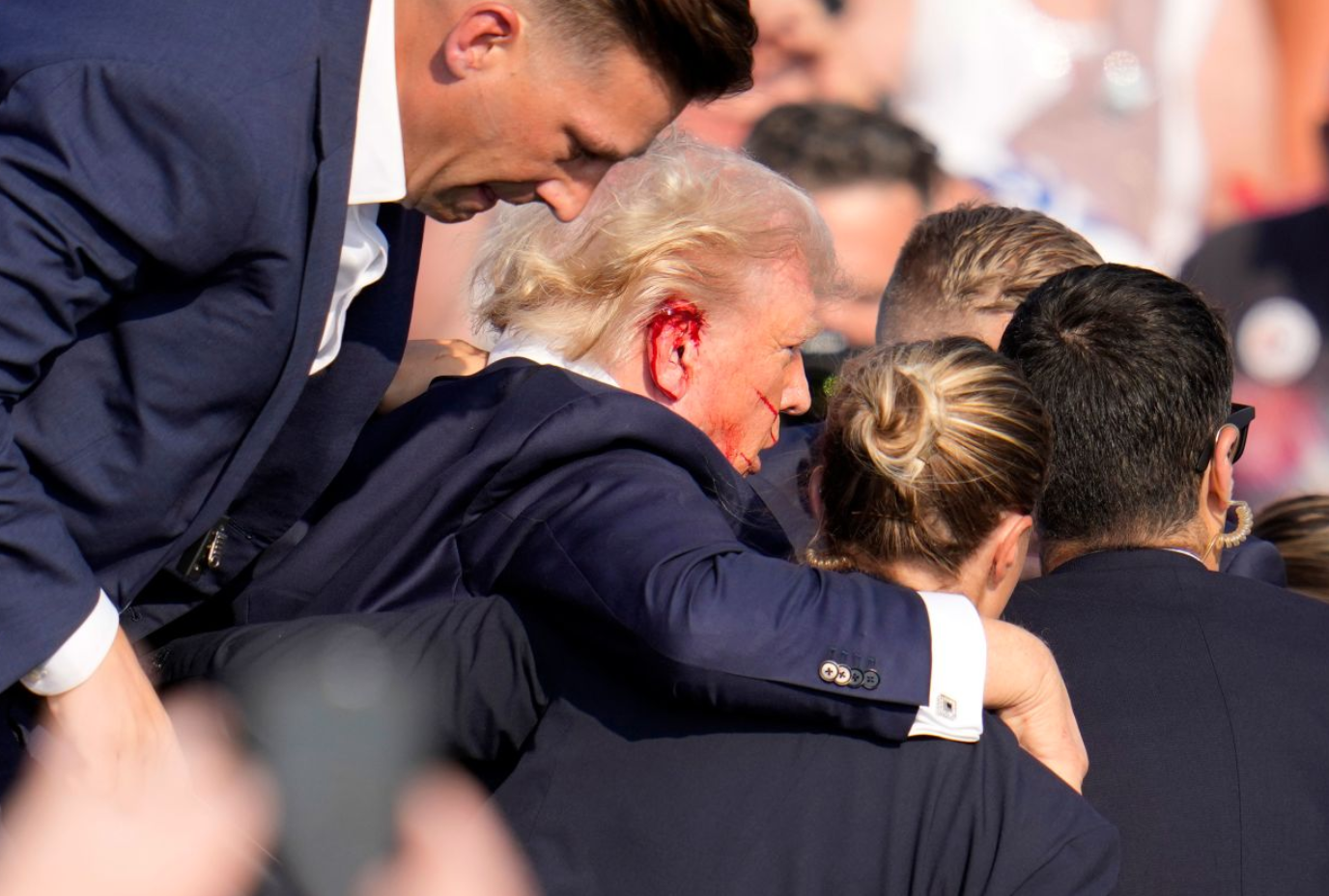 Cựu Tổng thống Trump được đưa khỏi hiện trường vụ nổ súng tại Pennsylvania. (Ảnh: Getty)