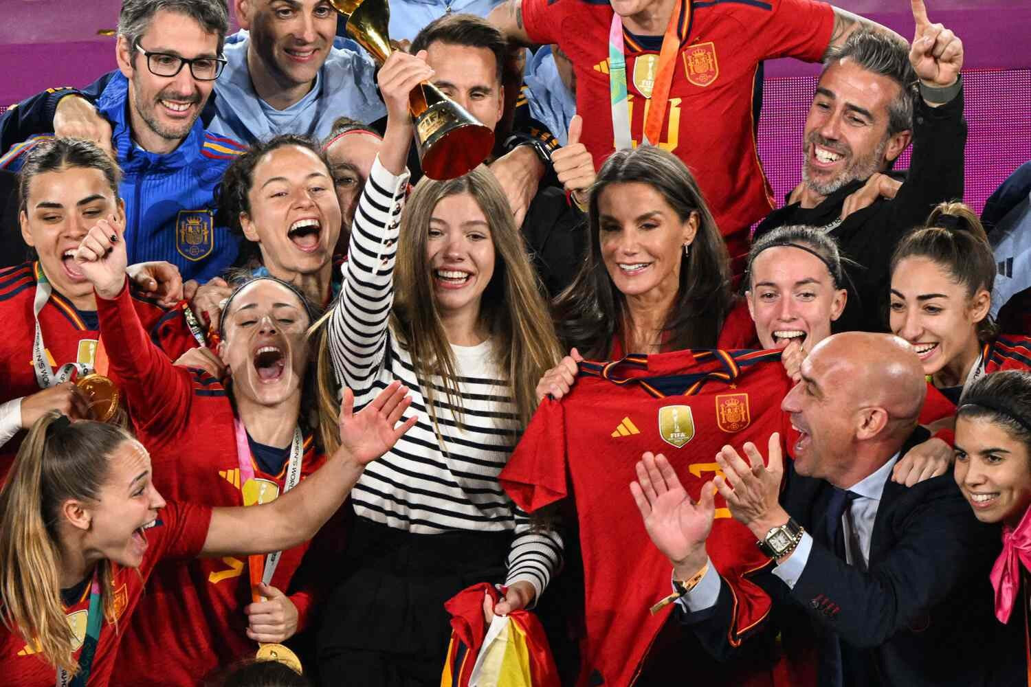 Năm 2023, cô cùng hoàng hậu Letizia xuống sân ăn mừng chức vô địch World Cup cùng đội tuyển nữ Tây Ban Nha.