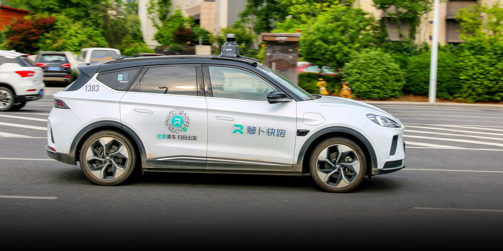 Một chiếc taxi tự lái Apollo Go của Baidu trên đường phố Vũ Hán. (Ảnh: Sixthtone)