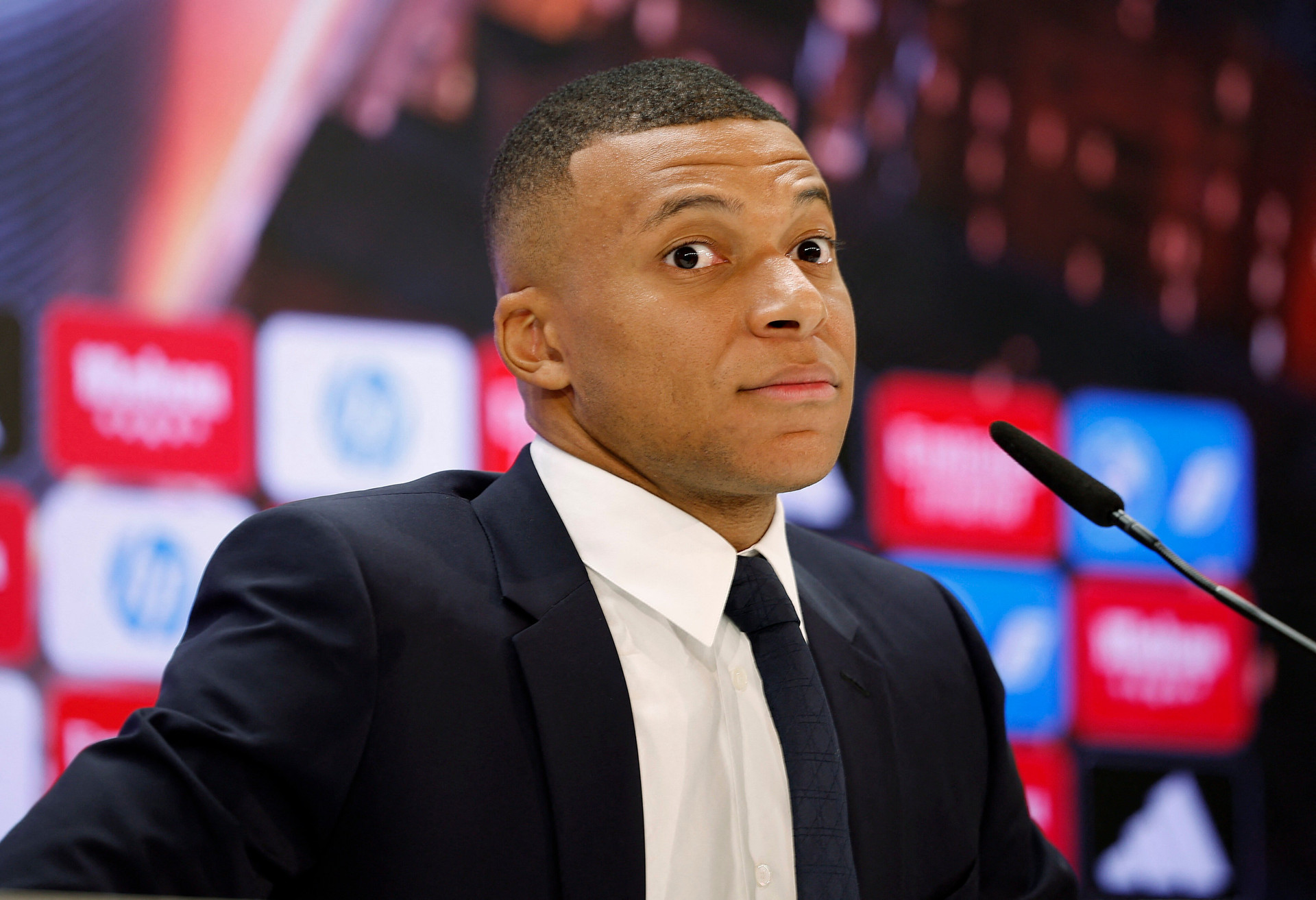 Kylian Mbappe tại buổi họp báo sau lễ ra mắt.