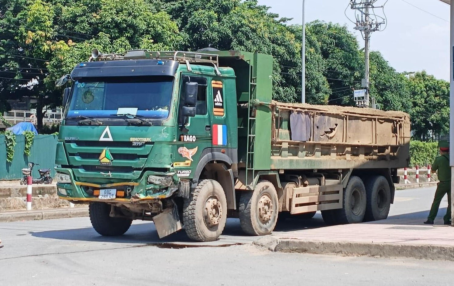 Công an TP Hà Nội yêu cầu tài xế lái xe ô tô BKS 88H-288.49 trình diện.