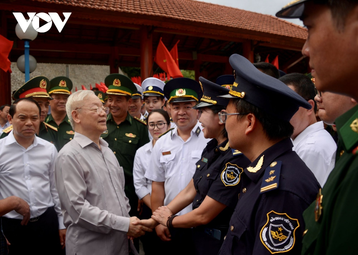 hinh anh gan gui, gian di cua tong bi thu trong cac chuyen cong tac dia phuong hinh anh 7