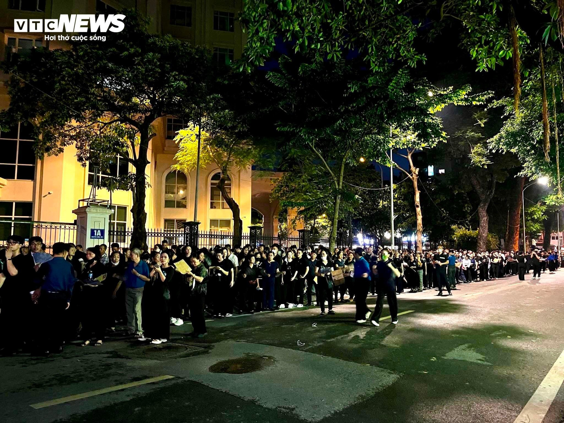 Hơn 20h, dòng người vẫn xếp hàng dài hơn 1km trên phố Lò Đúc để vào nhà tang lễ viếng Tổng Bí thư Nguyễn Phú Trọng.