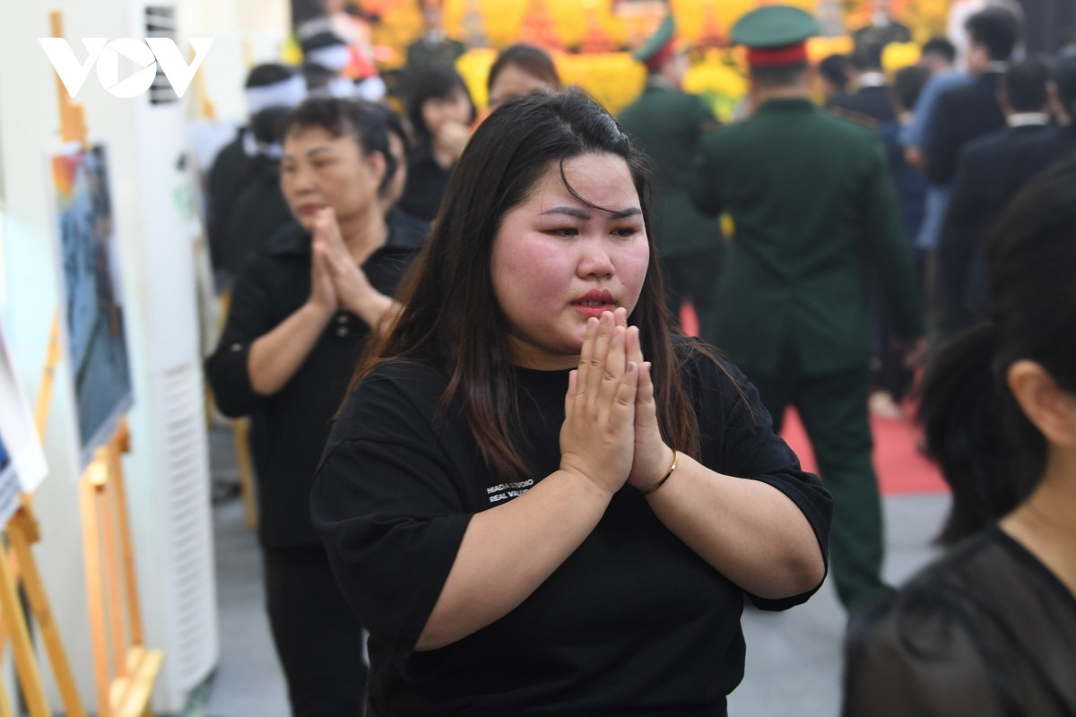 nguoi dan khong kim duoc xuc dong, bat khoc trong le vieng tong bi thu nguyen phu trong hinh anh 9