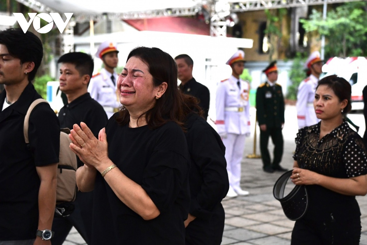 nguoi dan khong kim duoc xuc dong, bat khoc trong le vieng tong bi thu nguyen phu trong hinh anh 3