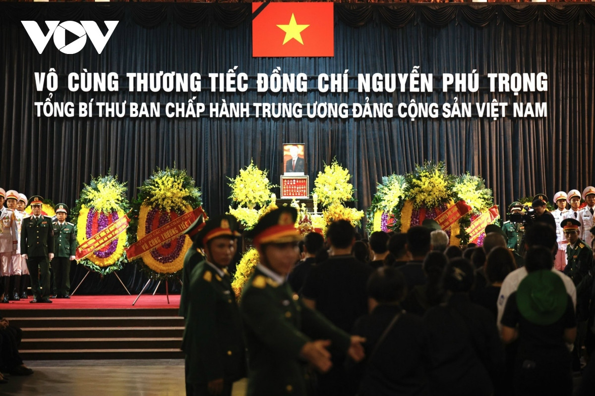 nguoi dan khong kim duoc xuc dong, bat khoc trong le vieng tong bi thu nguyen phu trong hinh anh 20