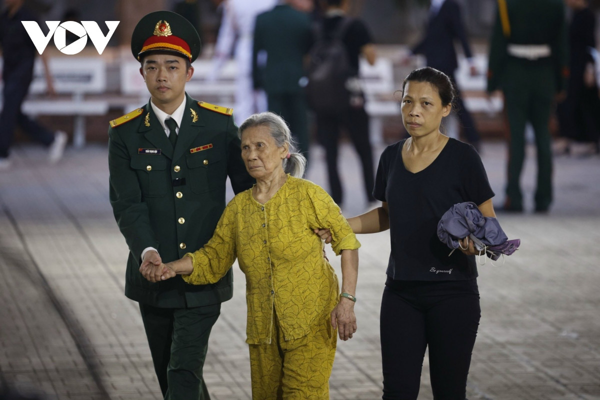 nguoi dan khong kim duoc xuc dong, bat khoc trong le vieng tong bi thu nguyen phu trong hinh anh 15