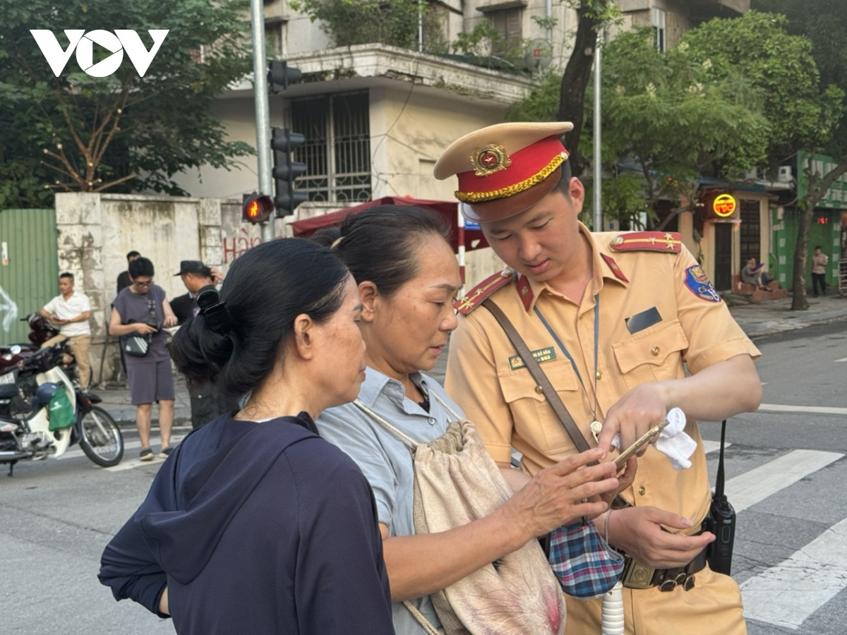 dong nguoi xep hang dai den vai km trong dem cho vao vieng tong bi thu nguyen phu trong hinh anh 9