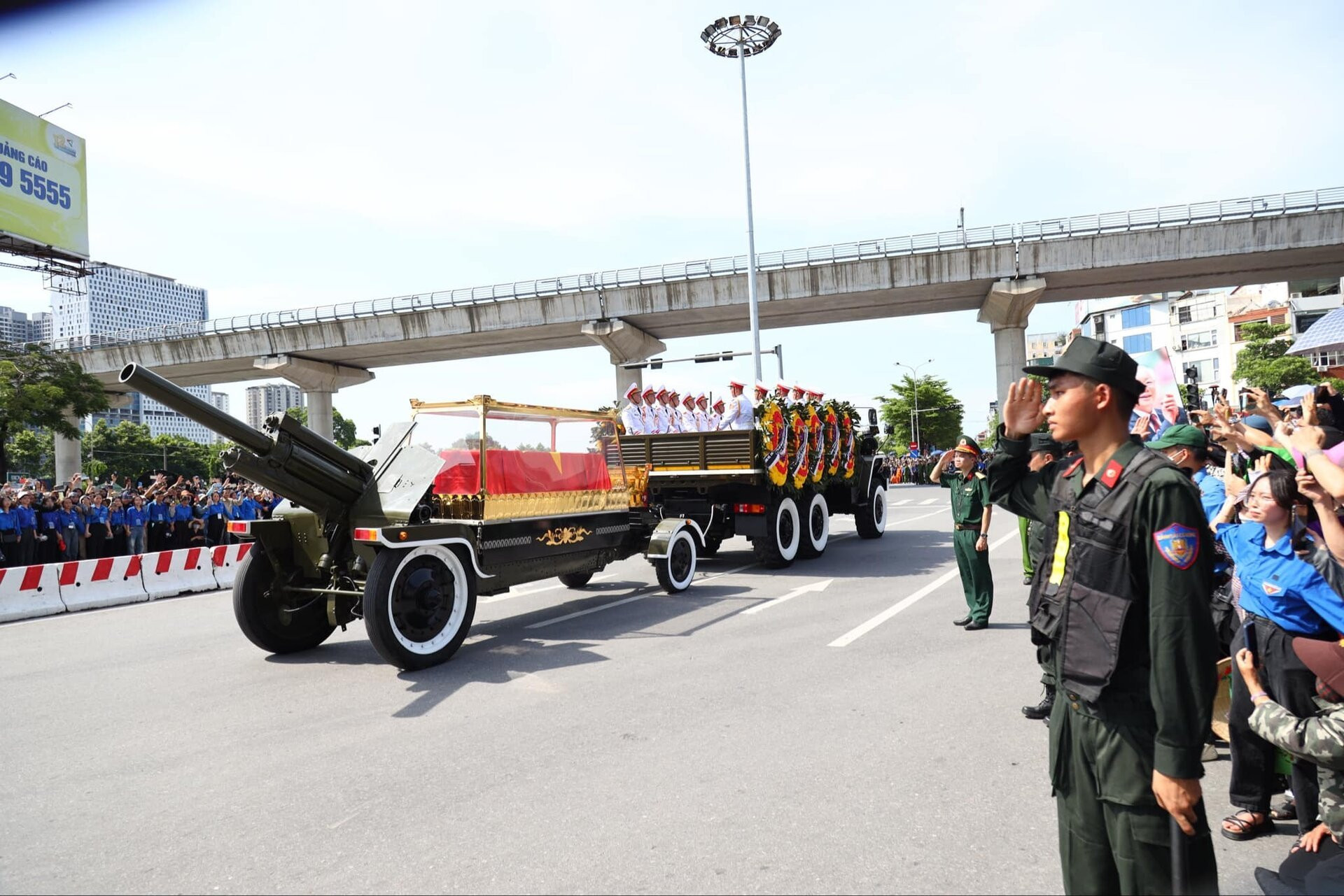 Người dân nghẹn ngào tiễn biệt Tổng Bí thư Nguyễn Phú Trọng về với đất mẹ - 10