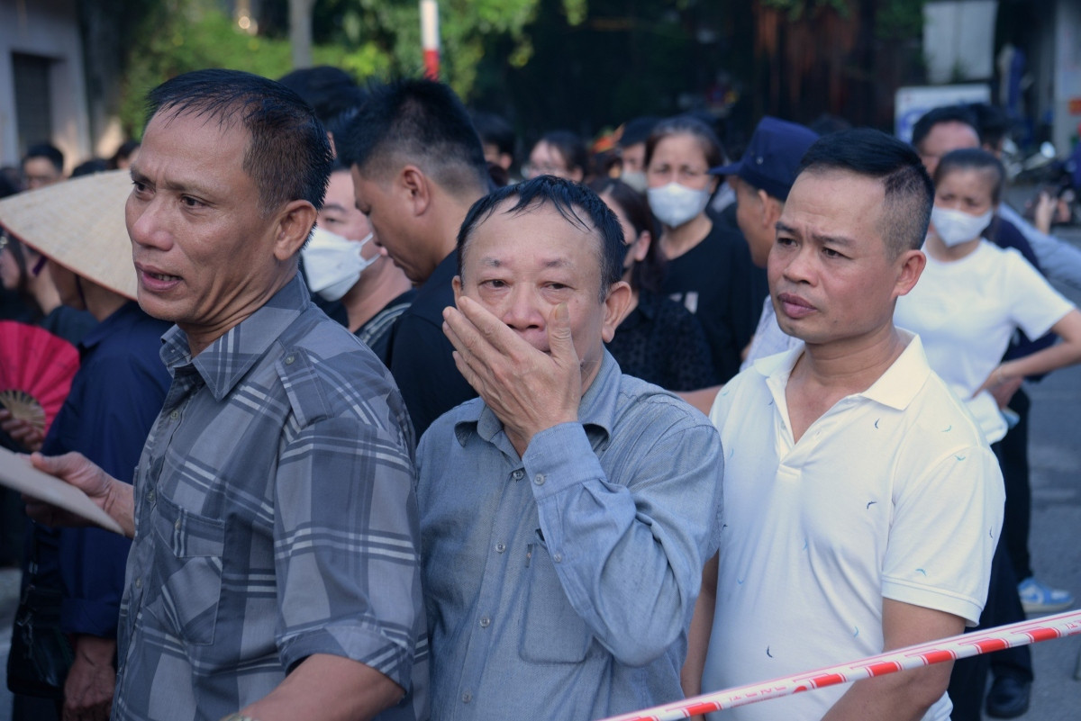 truc trao nuoc mat trong le vieng tong bi thu nguyen phu trong hinh anh 6