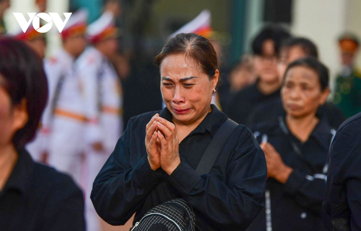 truc trao nuoc mat trong le vieng tong bi thu nguyen phu trong hinh anh 5