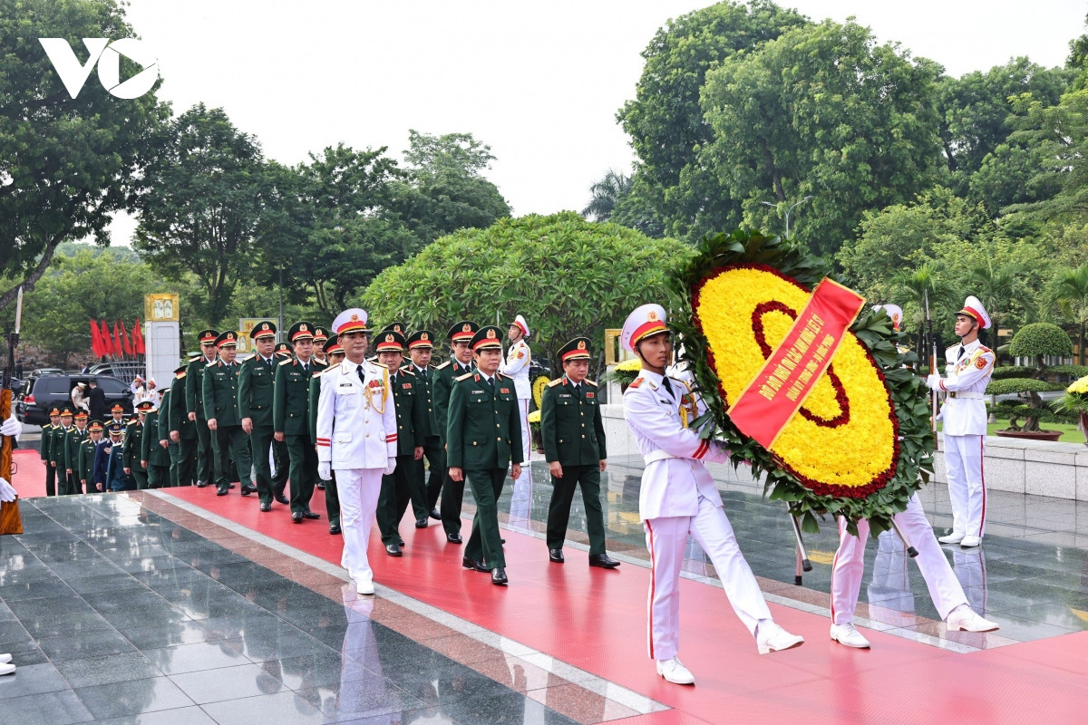 lanh dao Dang, nha nuoc tuong niem cac anh hung liet si va vao lang vieng bac hinh anh 3