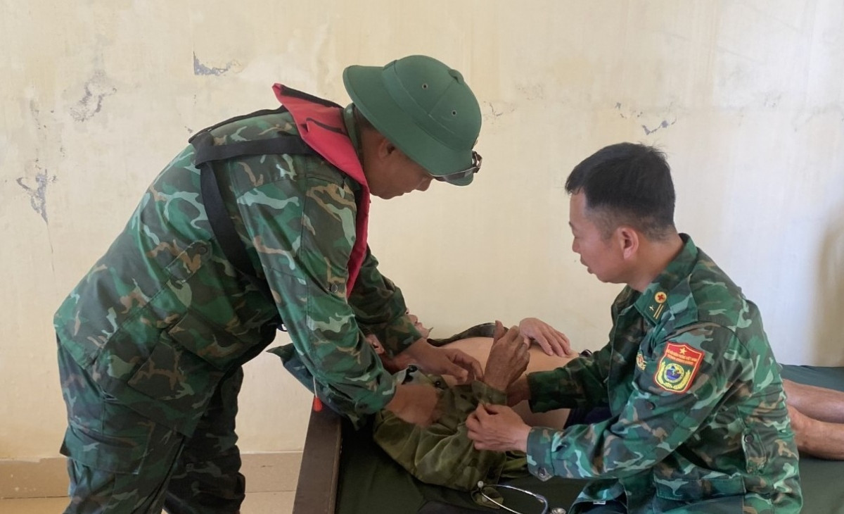 Don bien phong Doan xa hai phong cuu ngu dan gap nan tren bien hinh anh 1